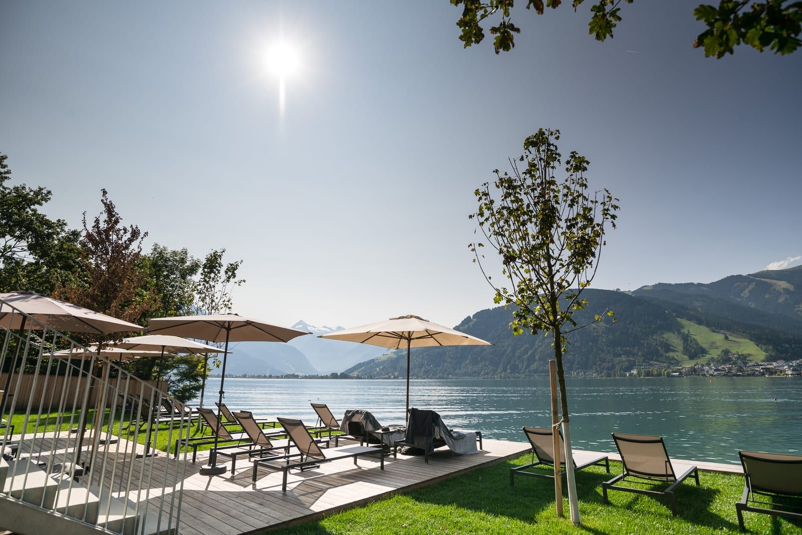 Seeufer mit Liegestühlen